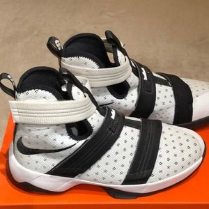 Nike Lebron Kids 845121-100 Sneakers Sz 5.5Y